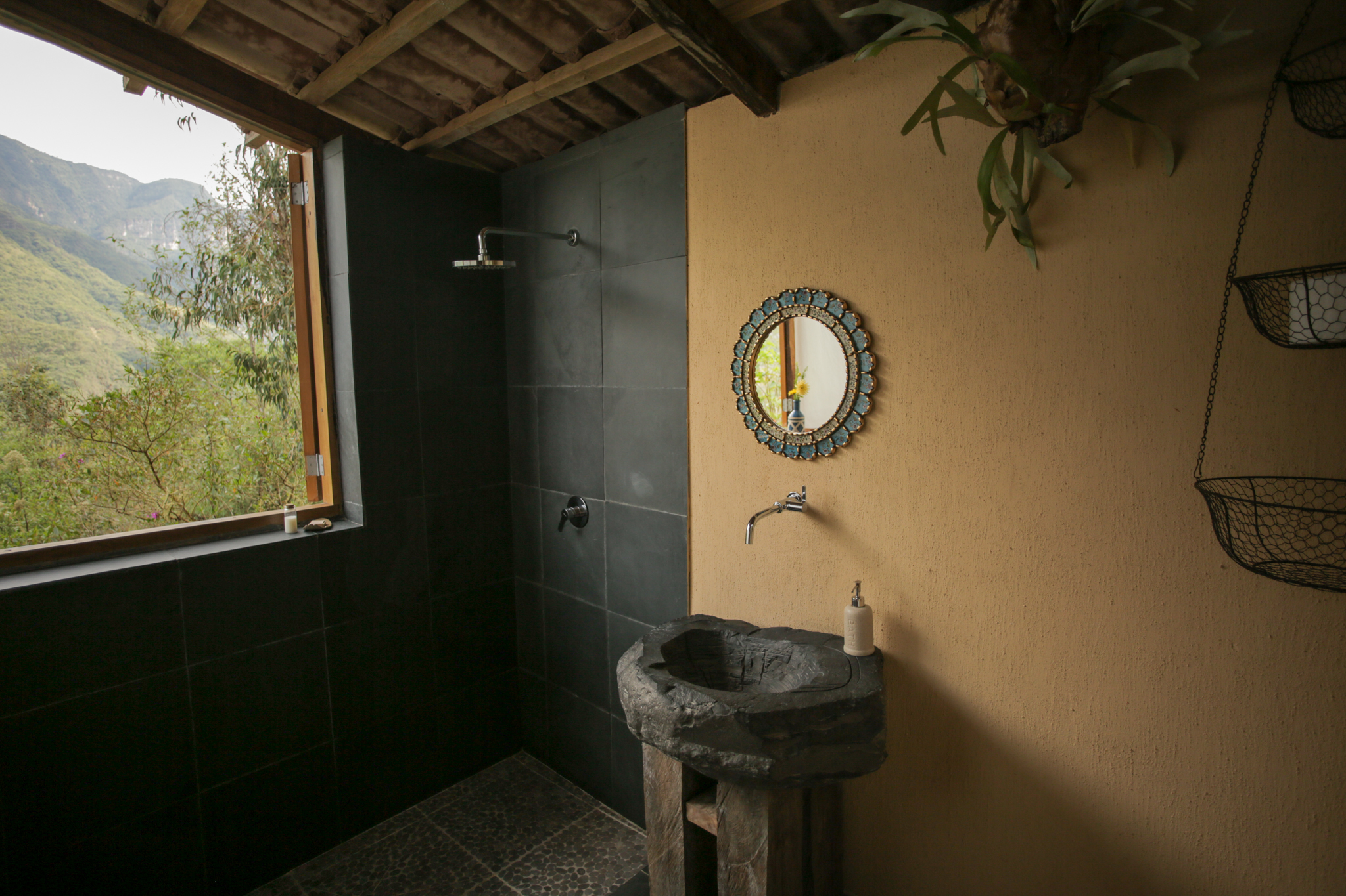 Queen room's bathroom