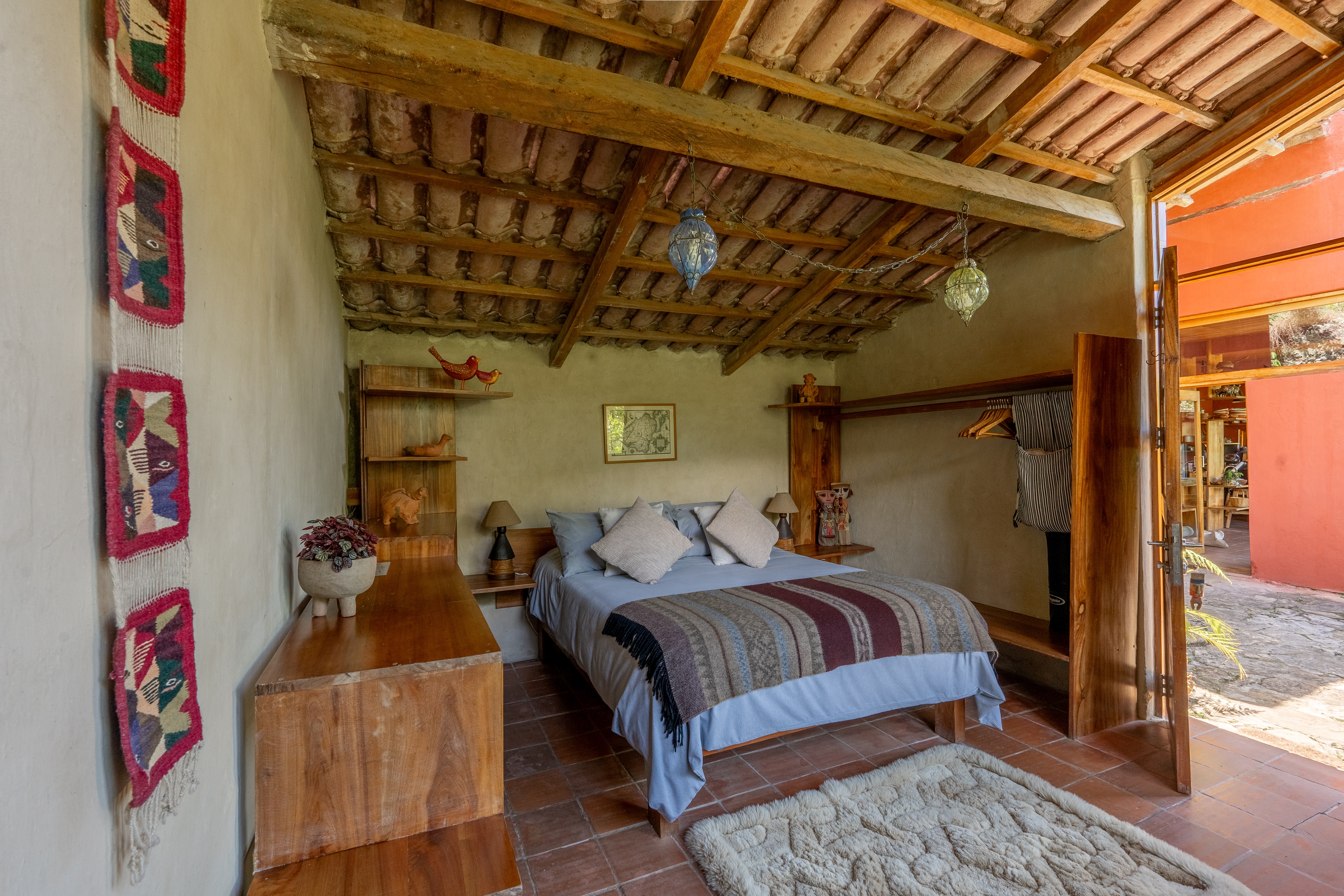 Queen room